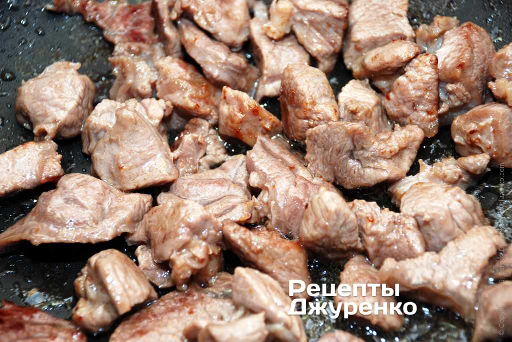 Обжарить до румяной корочки мясо.