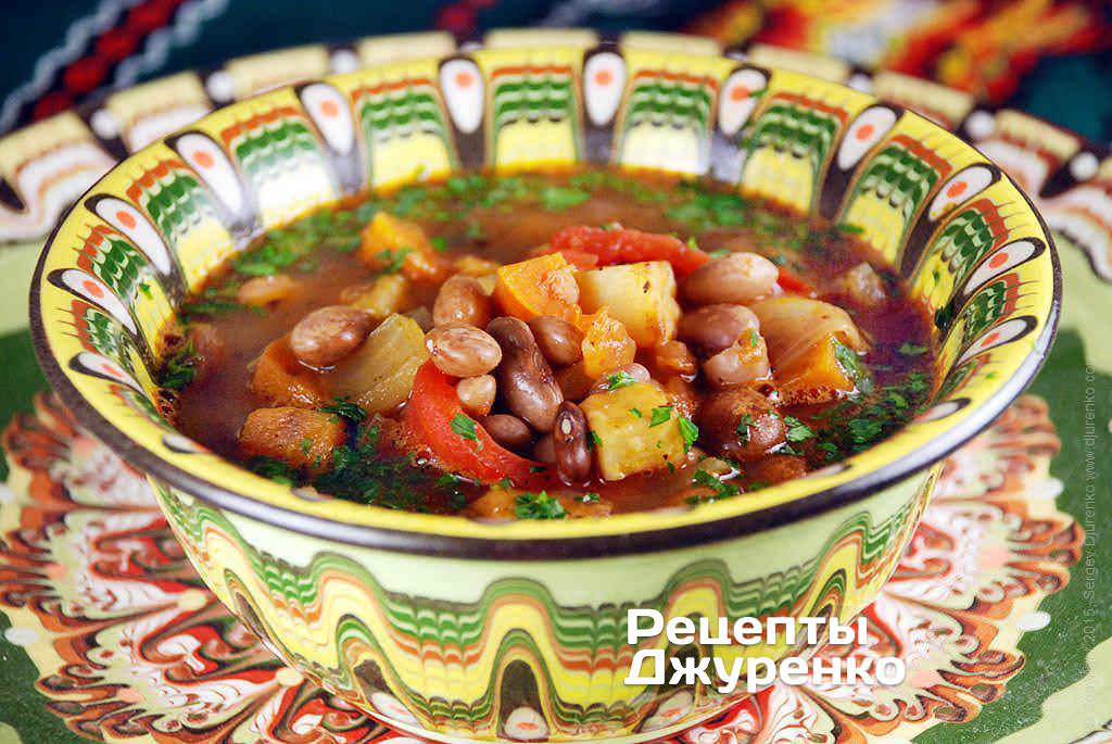 Фото рецепта: Суп з квасолі з різними овочами, томатами та зеленню