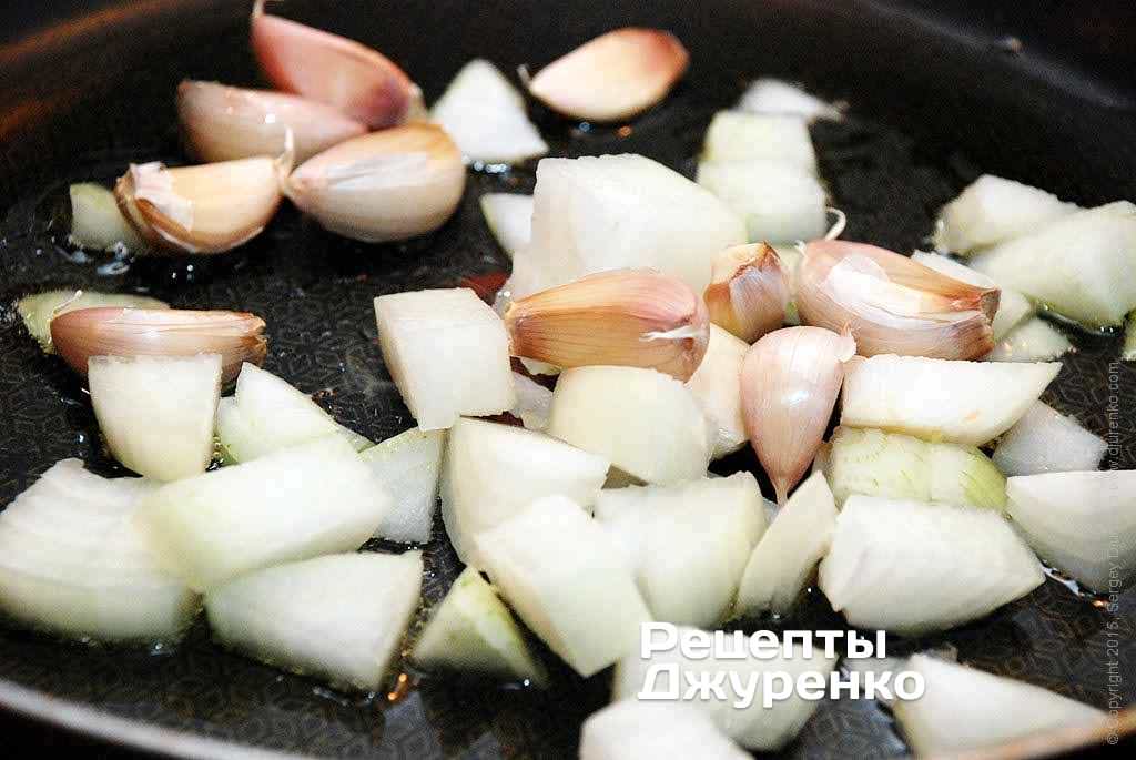 В сотейнике разогреть растительное масло. Сразу же добавить нарезанный лук.