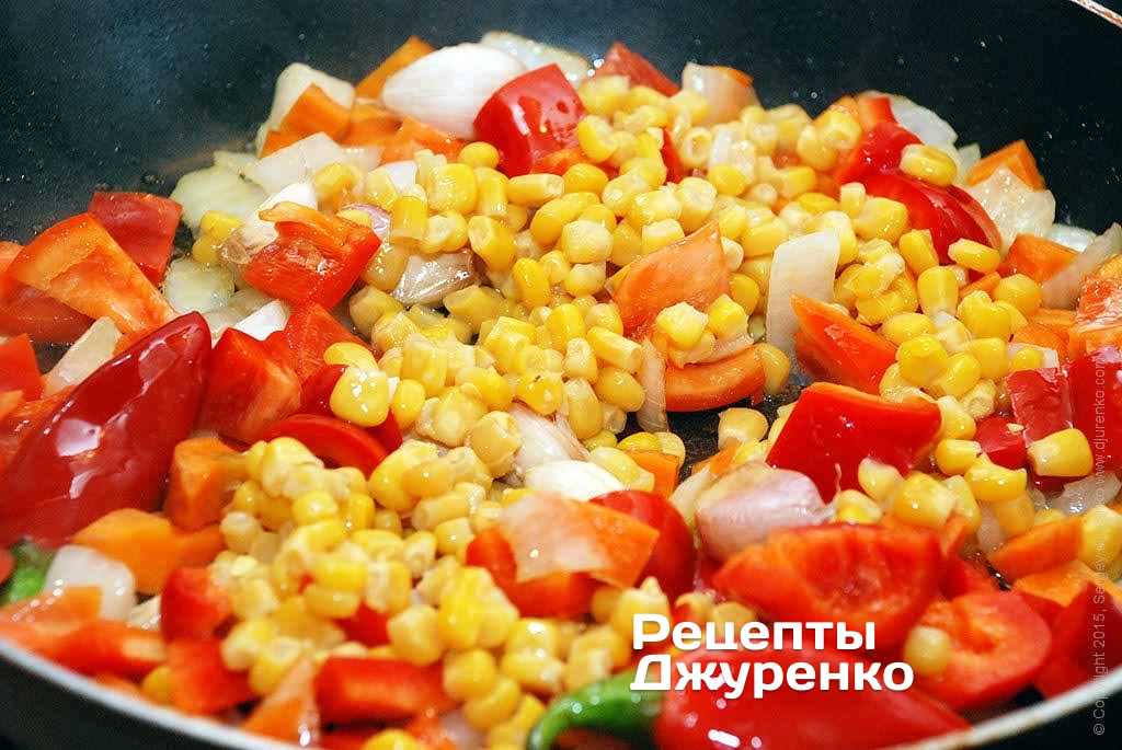 Додати весь вміст баночки з консервованою кукурудзою.