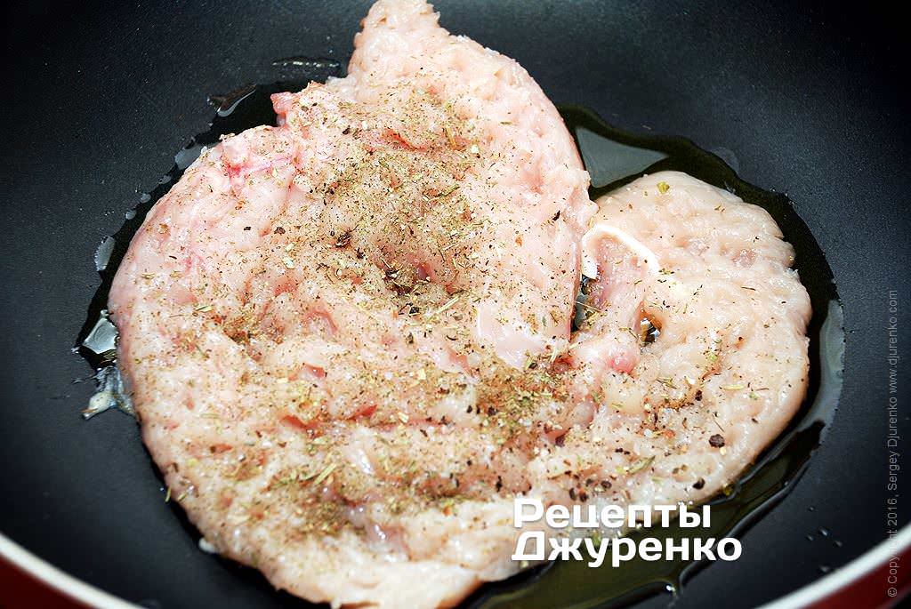 Відбити куряче філе.