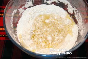 Шаг 2: Влить в муку смесь воды и масла