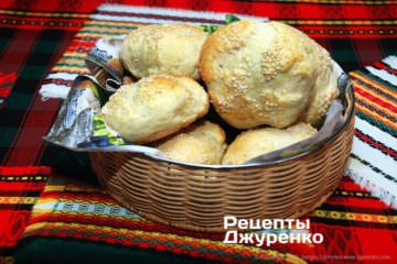 Готовое блюдо булочки с кунжутом