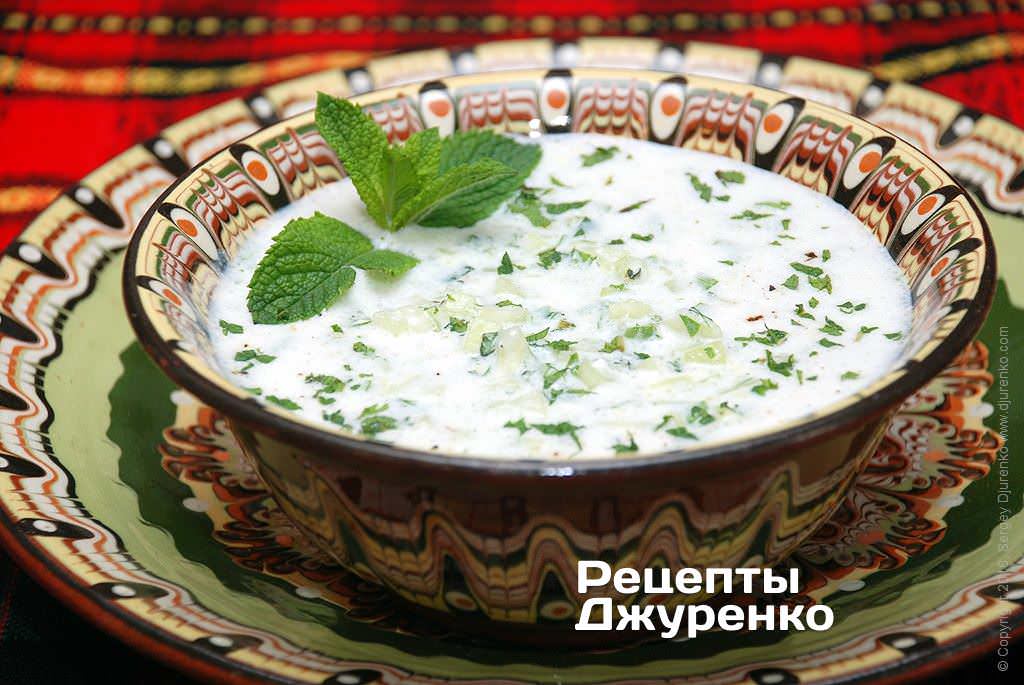 Готова страва Джаджики — турецький прохолодний суп з огірків і айрану