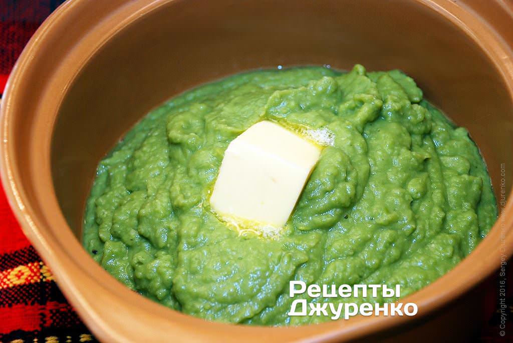 Додати до горохового пюре вершкове масло.