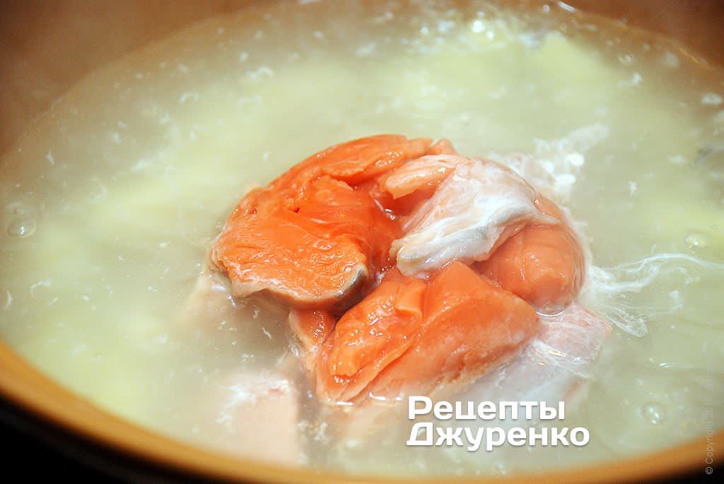 Додати нарізану великими кубиками червону рибу.