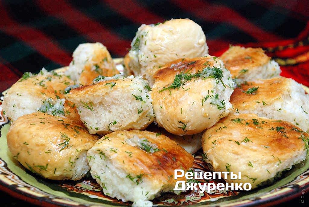 Готова страва Пампушки з часником — незмінна закуска до українського борщу