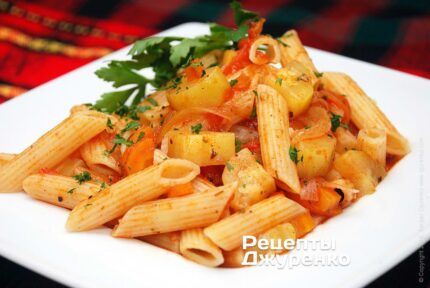 Паста с овощами — кабачком, морковкой, томатами и чесноком