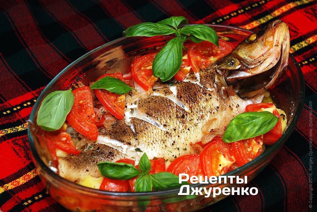  Готова страва Окунь в духовці запечений з гарніром з помідорів і картоплі. 