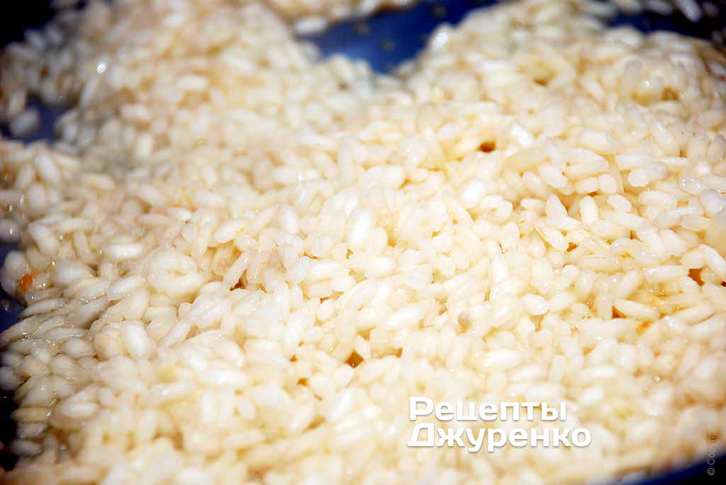 Добавляя бульон варить рис.