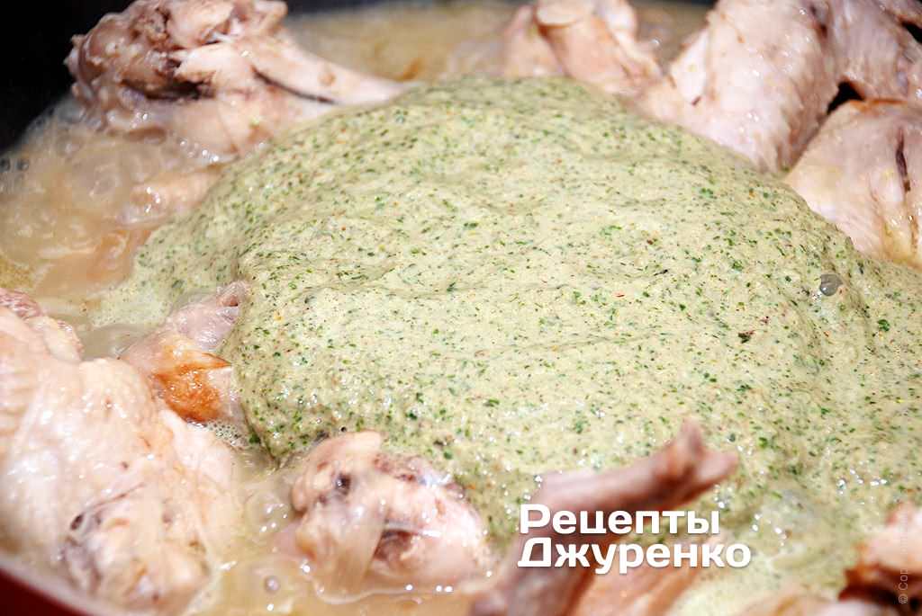 Добавить соус баже к тушеной курице.