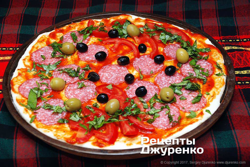 Пицца с копченой колбасой и сыром