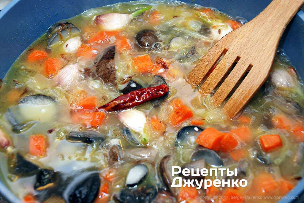 Варить рис до готовности.
