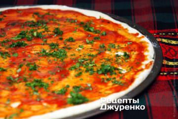 Тесто посыпать зеленью.