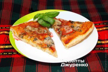 Разложить пиццу на тарелки