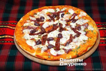 Пицца с колбасой и сыром
