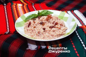 Розовое ризотто с вином, сыром и орехами