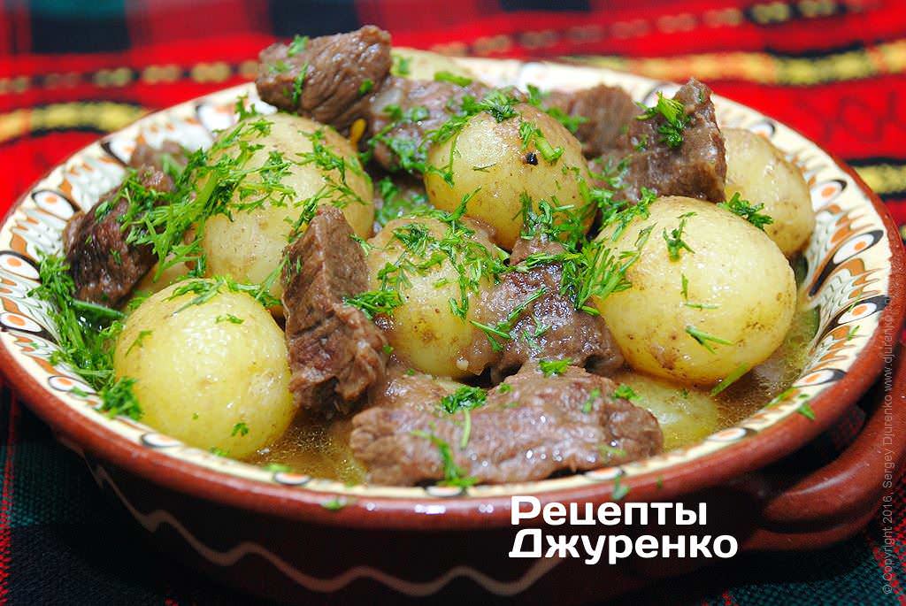 Разложить картошку с мясом на тарелки.