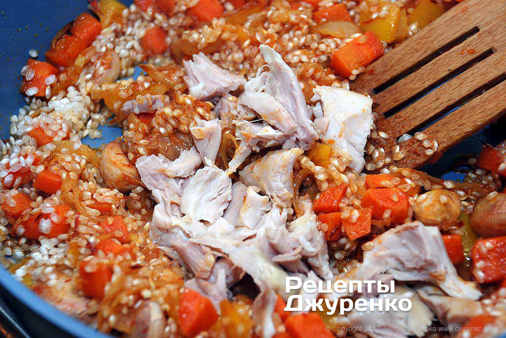 Далее добавить нарезанное мясо курицы и влить 1 стакан куриного бульона.