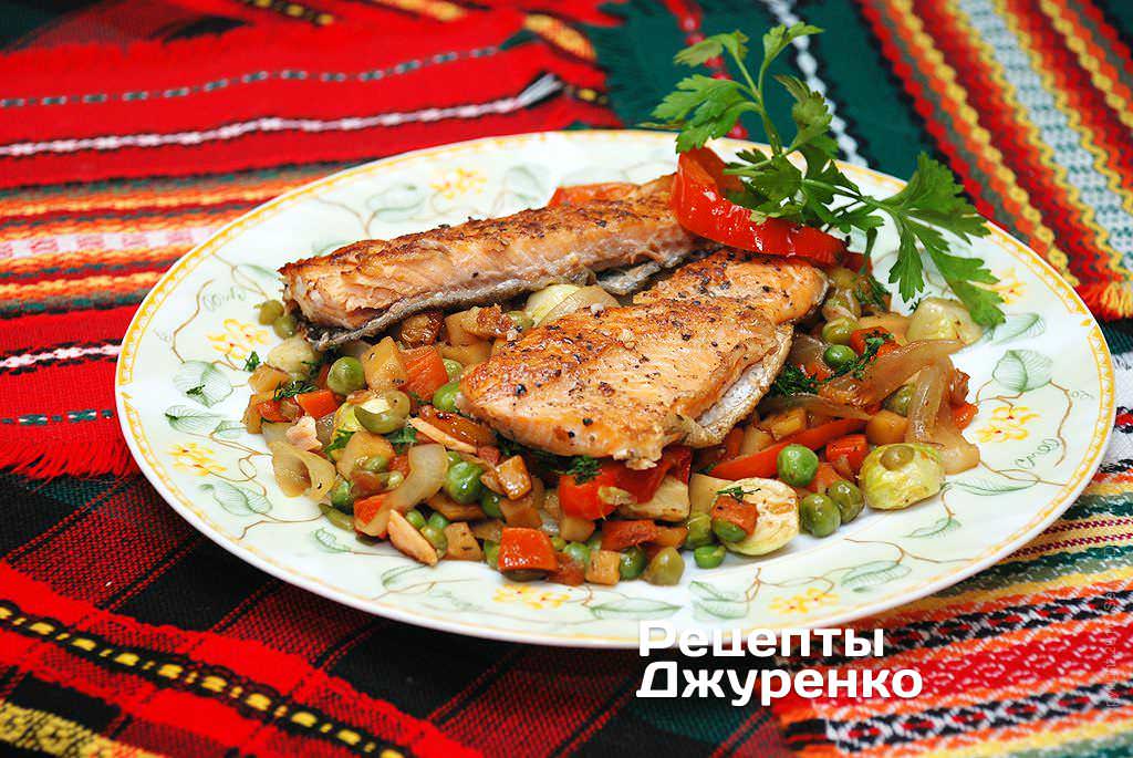 На тарелки выложить овощи и рыбу.