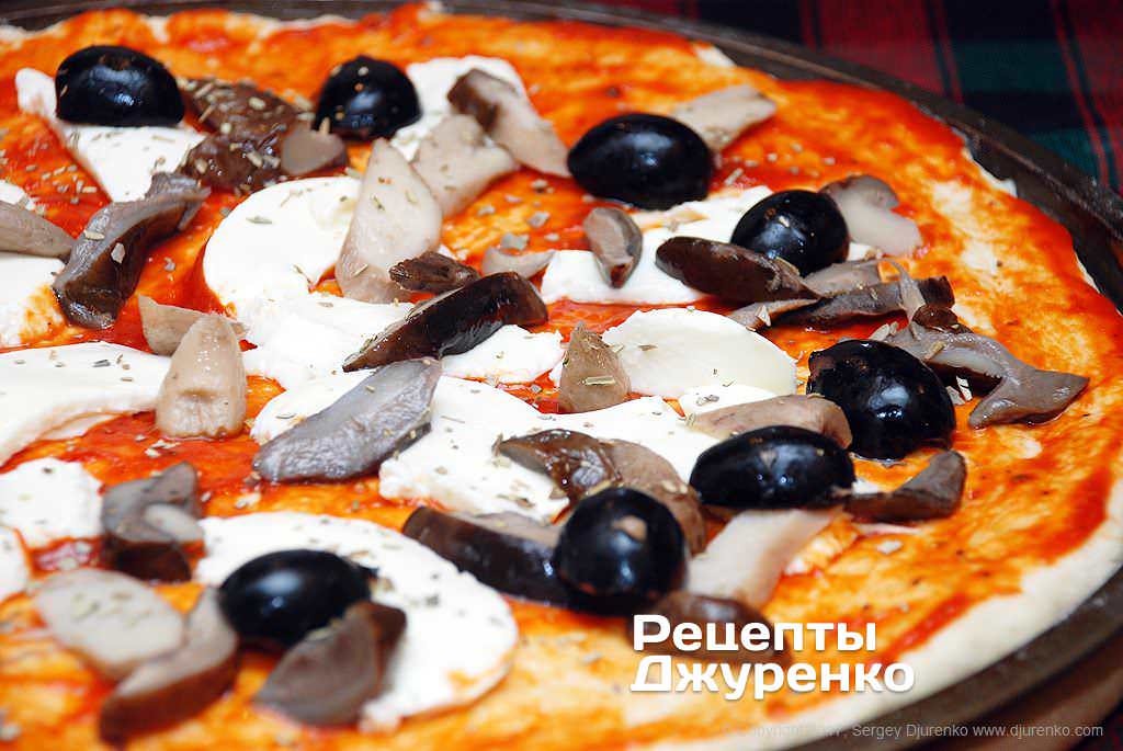 Додати в піцу чорні оливки.