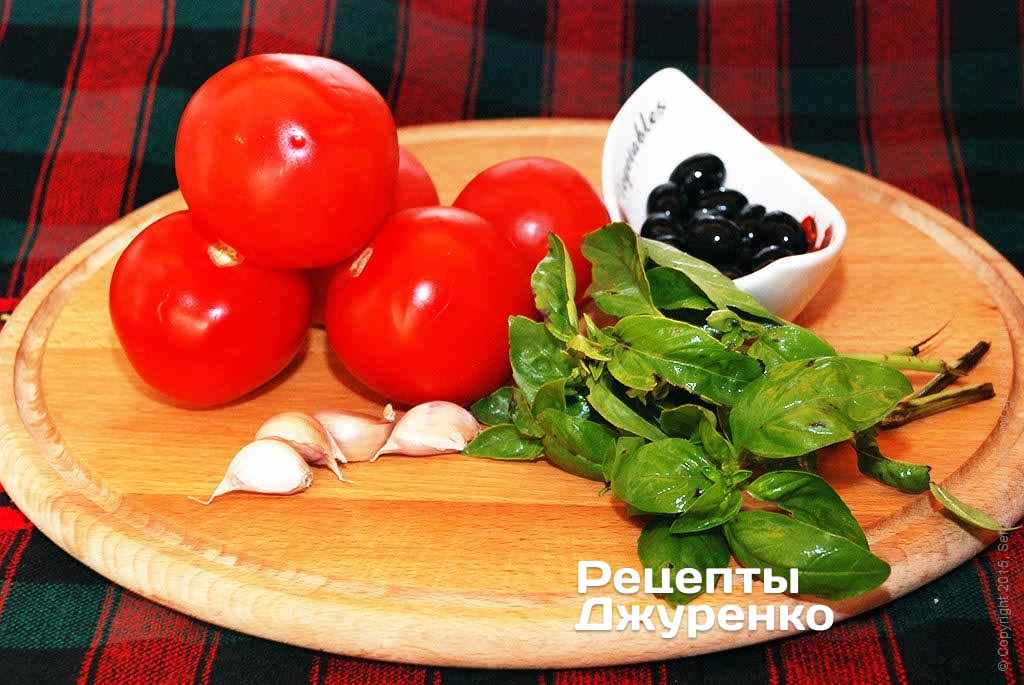 Томаты, базилик и чеснок.