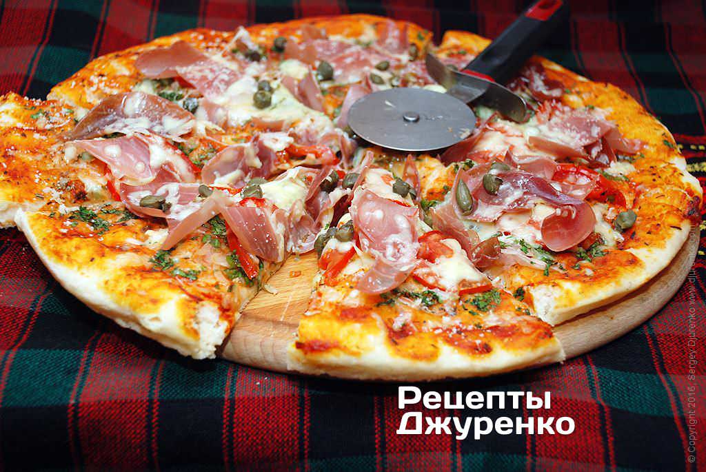 Разрезать пиццу на 6-8 частей.