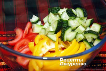 Нарезать овощи.