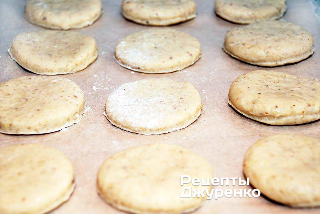 Розкласти печиво на папері для випічки.