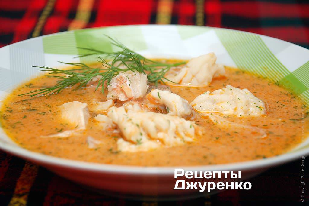 Розлити рибний суп в тарілки і посипати кропом.