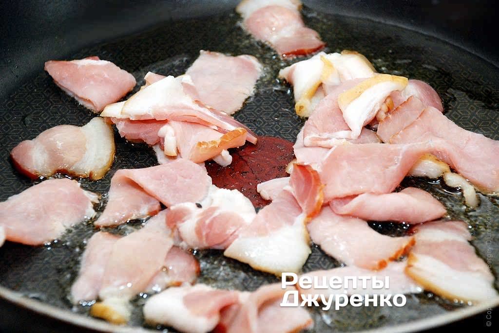 Обжарить ломтики копченого мяса или бекона.