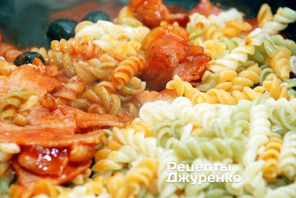 Смешать отваренную пасту с соусом.