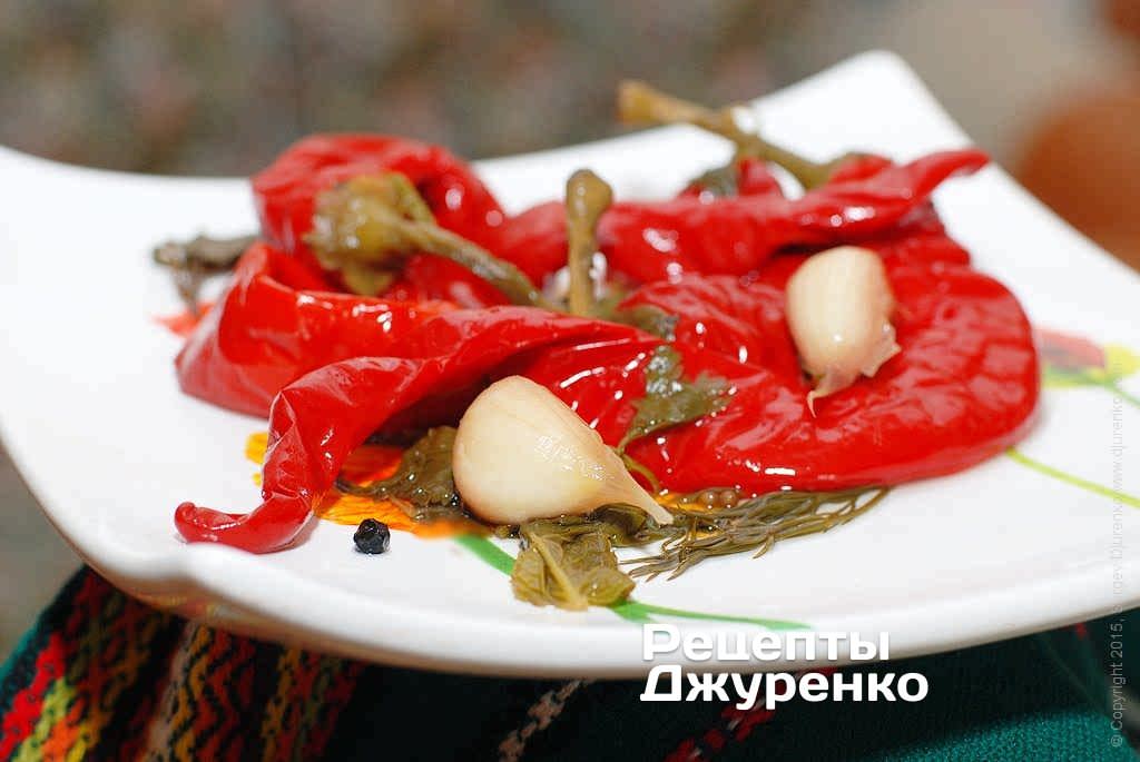 Перец жареный в масле с чесноком и стручками