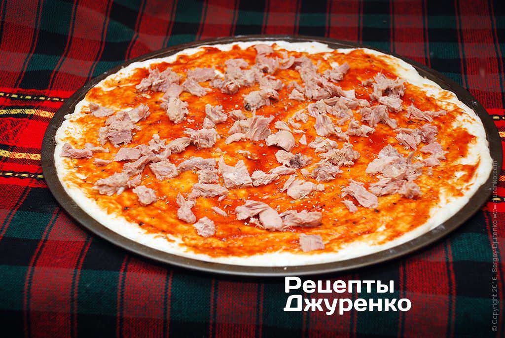 Выложить равномерно мясо тунца.