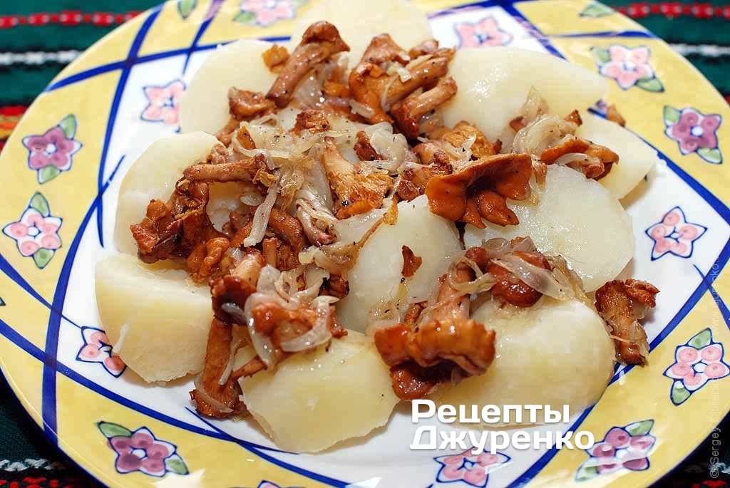 Жареные лисички с отваренным картофелем и луком