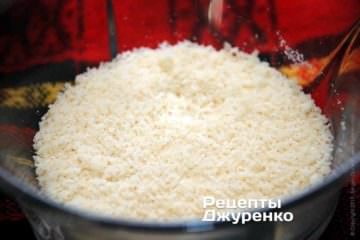 Пармезан натереть на мелкую терку.