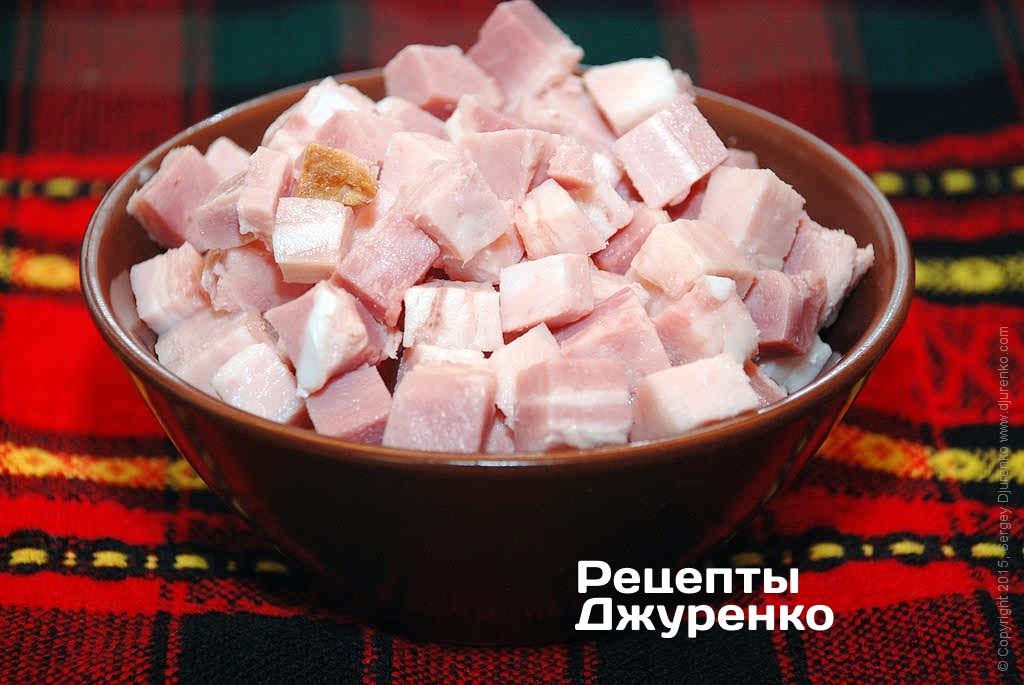 Нарезать бекон (ветчину, панчетта) кубиками.