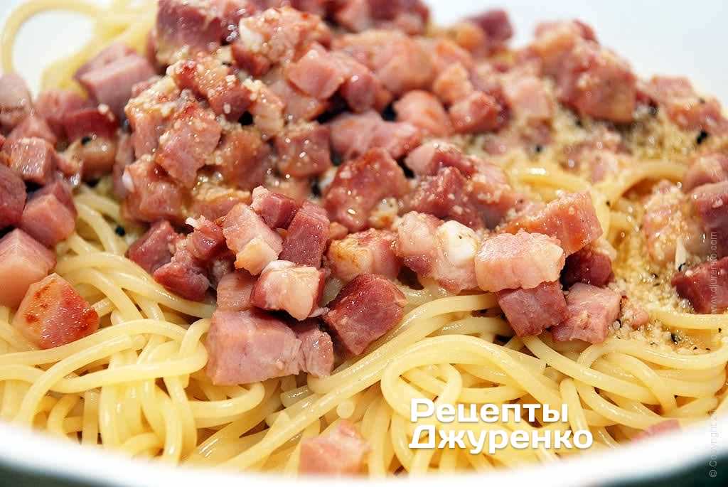 Using pasta tongs or colander, remove the spaghetti and place them in the frying pan. Mix it well with the bacon.