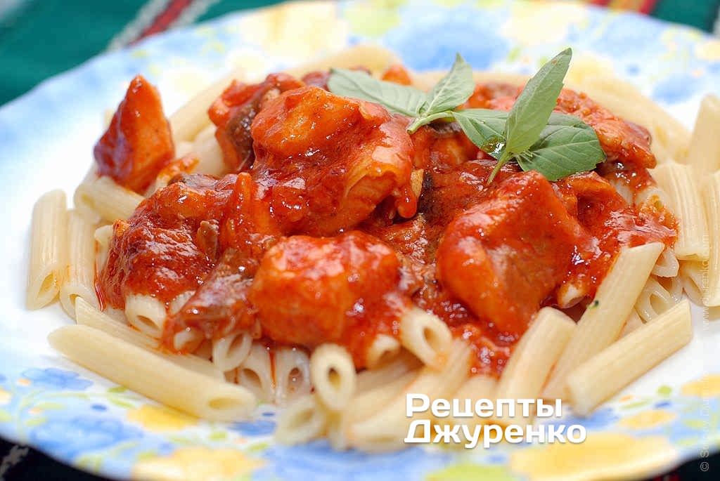 Рыба в томатном соусе с пастой (penne).