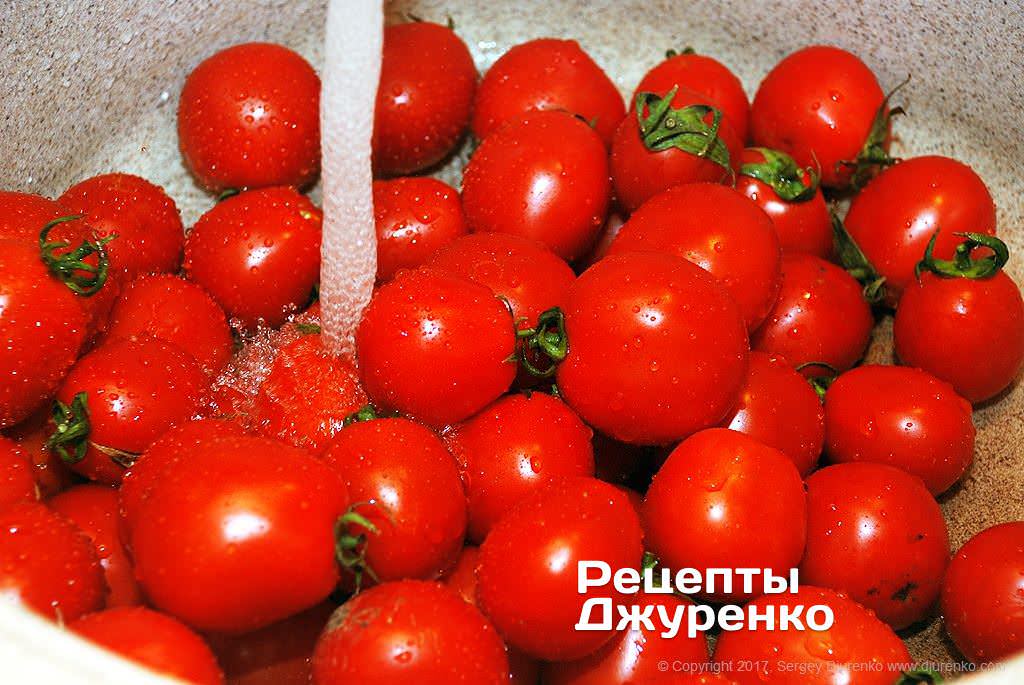 Вымыть помидоры.