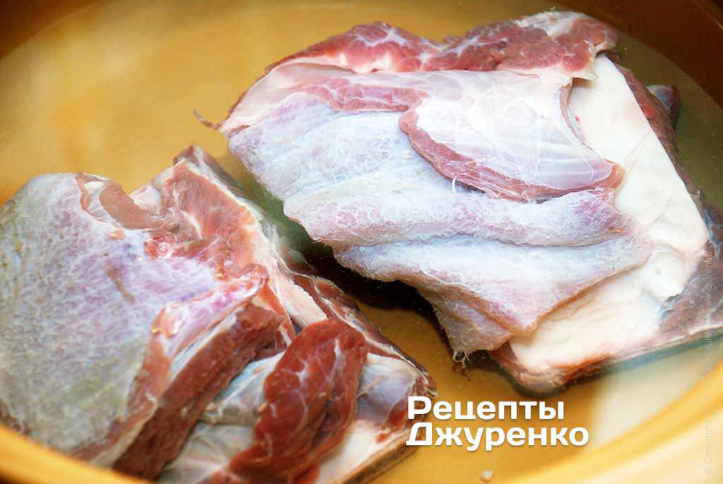 Мясо нарезать крупно.