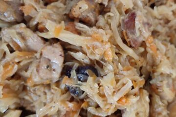 Фото Капуста тушеная с мясом: рецепт со свиной грудинкой и черносливом от Милена