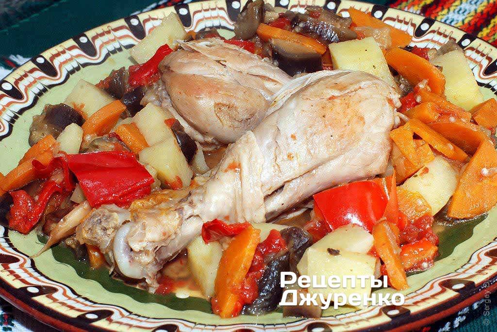  Тушеная курица с крупными ломтиками овощей. 