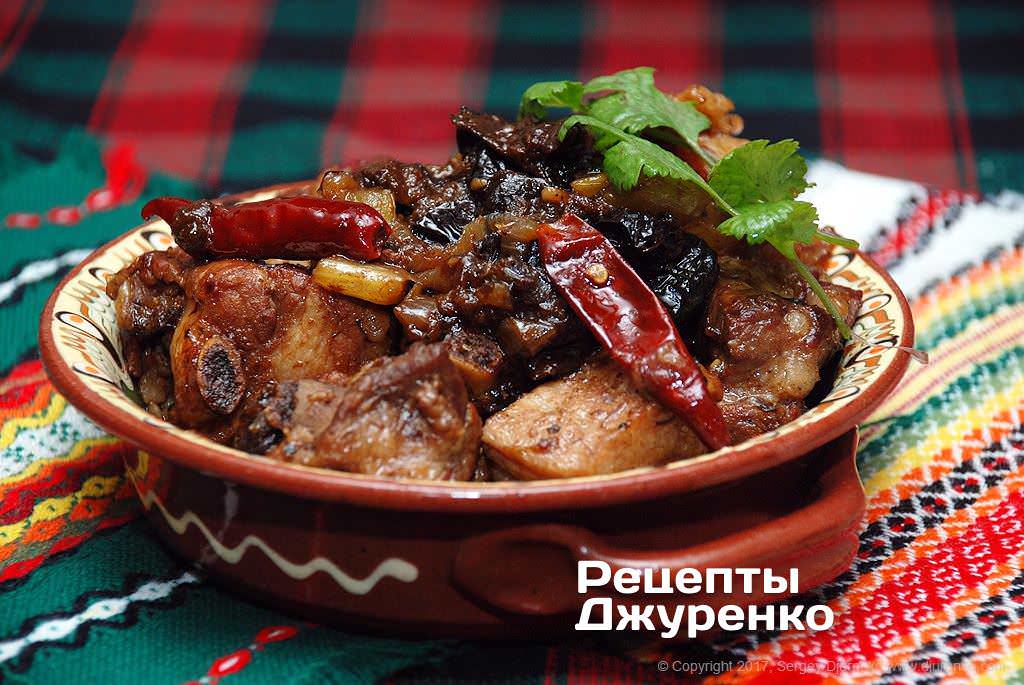 Фото рецепта: Тушеные ребрышки с черносливом - вкусное тушеное мясо