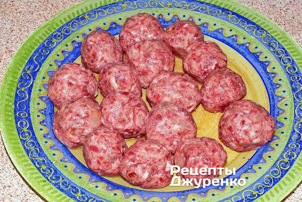 Сформировать мясные шарики.