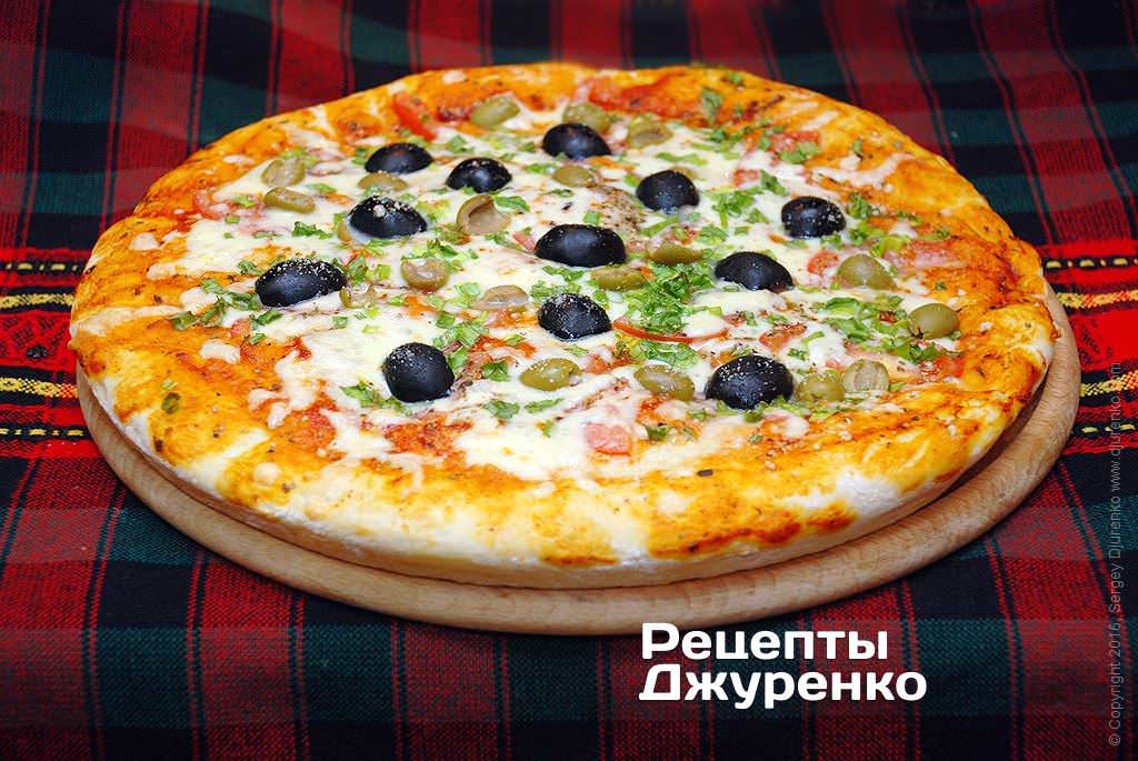 Готова страва Піца з оливками, помідорами і зеленою цибулею