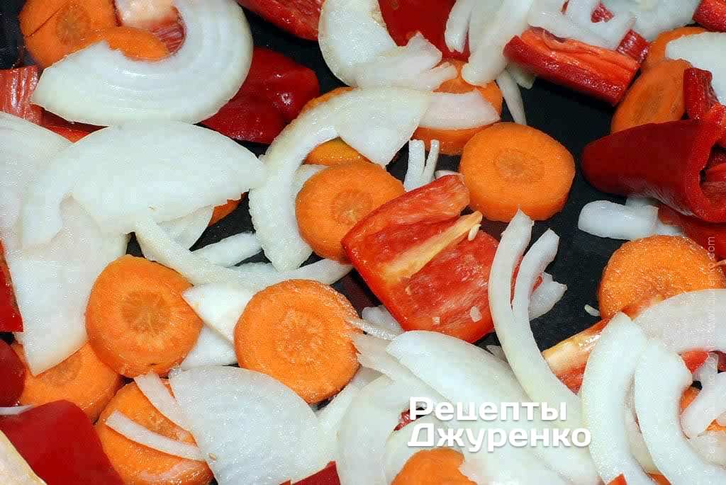 Обжарить перец, лук, морковь.