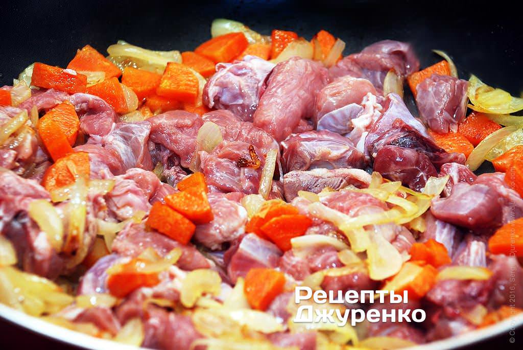 Добавить мясо небольшими кусочками.