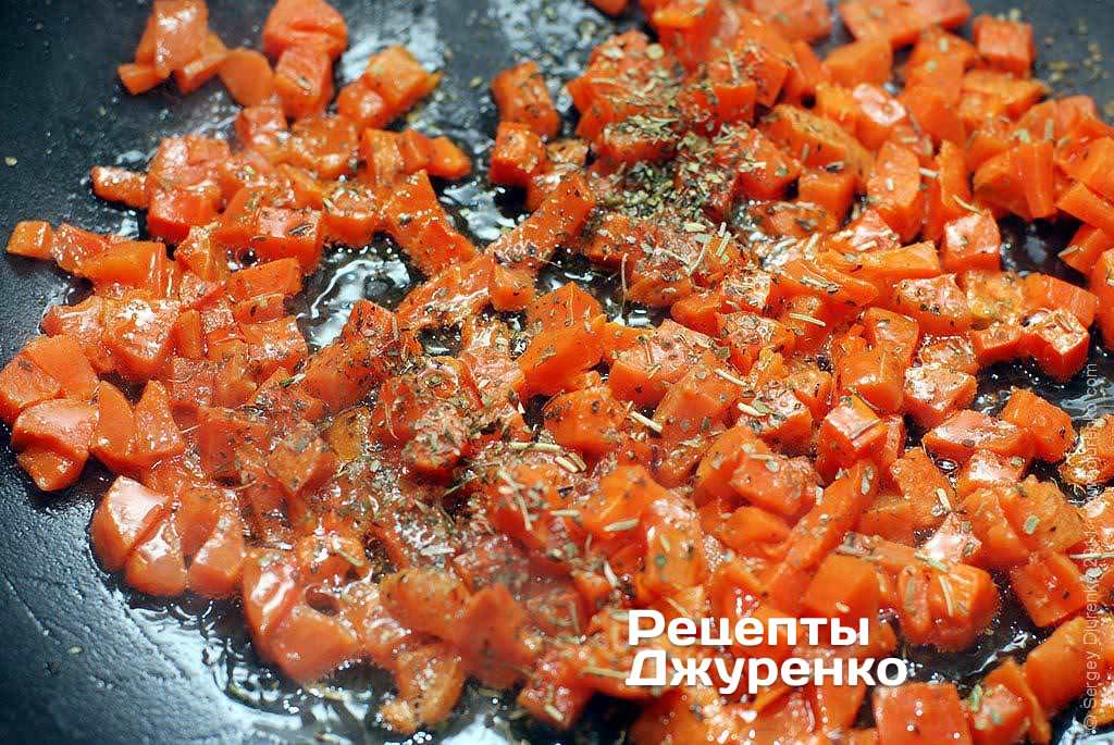 Обжарить морковку.