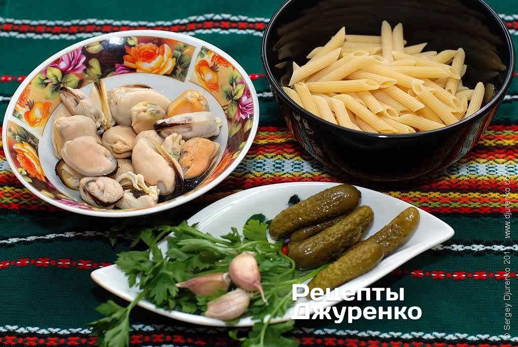 Паста (penne), мідії, часник.